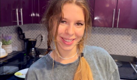 Сосед по квартире со мною живет и очень часто на кухне ипет!... Сосед по квартире со мною живет и очень часто на кухне ипет!...