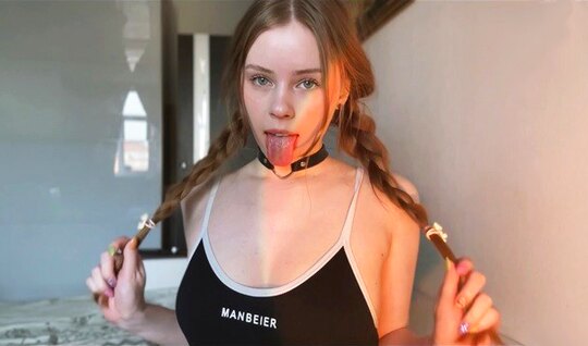 Молодая девица исполняет свой долг и порется с другом по самые помидоры Молодая девица исполняет свой долг и порется с другом по самые помидоры