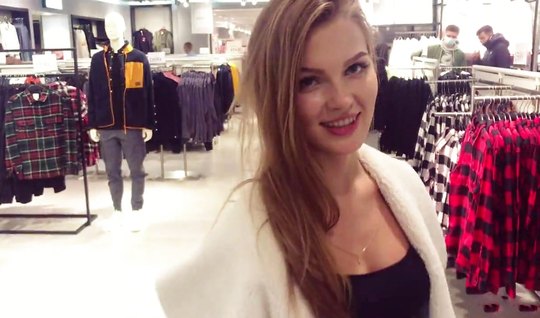 Шопинг с минетом в примерочной кабинке большого торгового центра Шопинг с минетом в примерочной кабинке большого торгового центра