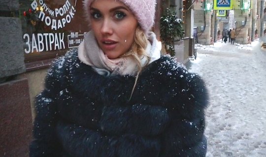 Девушка во время минета в московском кабаке классно работает не только ротиком, но и головой Девушка во время минета в московском кабаке классно работает не только ротиком, но и головой