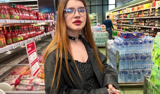 Помог девушке с пивом и кончил ей на лицо... Помог девушке с пивом и кончил ей на лицо...