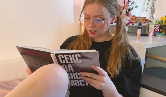 Студенточка вместо чтения книги выбирает секс со знакомым членом Студенточка вместо чтения книги выбирает секс со знакомым членом