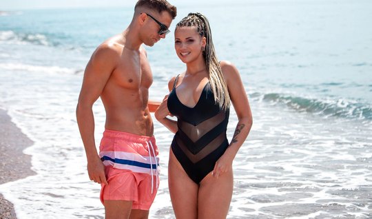 И пусть Джоли Лав приехала на море только вчера, а сегодня уже жарится с парнем