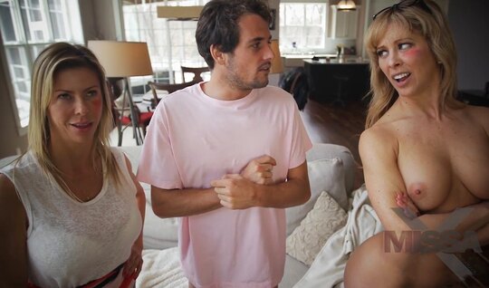 Трахнул мачеху и ее подружку до кучи... Трахнул мачеху и ее подружку до кучи...