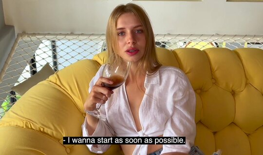 У режиссера порно встал член на анал со стройной подружкой У режиссера порно встал член на анал со стройной подружкой