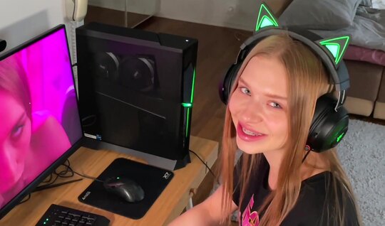 Увидел подругу в деле и предложил отсосать конец Увидел подругу в деле и предложил отсосать конец