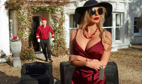 Дэнчик трахнул хозяйку отеля по незнанке Дэнчик трахнул хозяйку отеля по незнанке