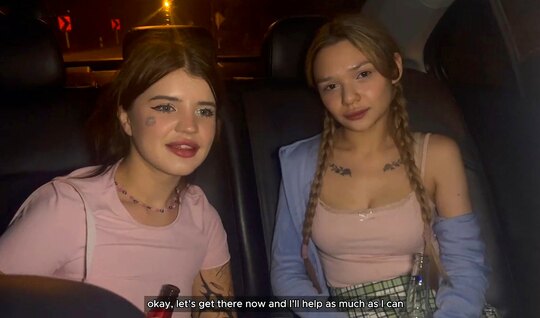 Парень помогает местным девицам с машиной и членом... Парень помогает местным девицам с машиной и членом...