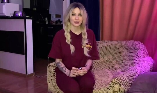 Братец учит сводную сестру пользоваться анальной пробкой и долбиться в туза... Братец учит сводную сестру пользоваться анальной пробкой и долбиться в туза...