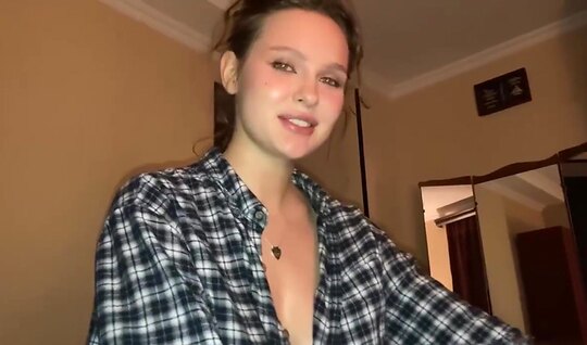 Чувак дерет красивую соседку с грудью по ее инициативе Чувак дерет красивую соседку с грудью по ее инициативе