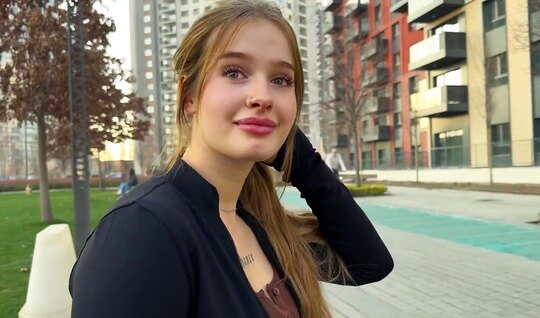 Деньги это самый лучший способ соблазнить на секс красивую соседку-студентку Деньги это самый лучший способ соблазнить на секс красивую соседку-студентку