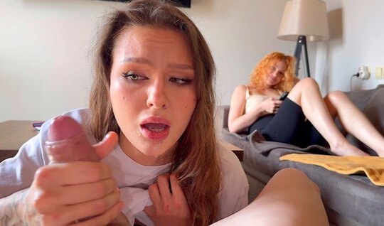 Череда карточных неудач не остановила девушку и та сделала минет парню Череда карточных неудач не остановила девушку и та сделала минет парню