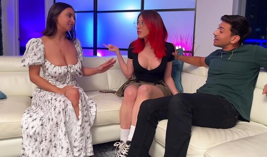 Мы с подружками шалим так как секса мы хотим!