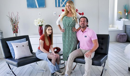 Женька Кастет жучит жену и ее молодую подругу в домашнем групповом порно