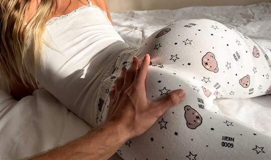 В гости загодя пришел и оттрахал хорошо...